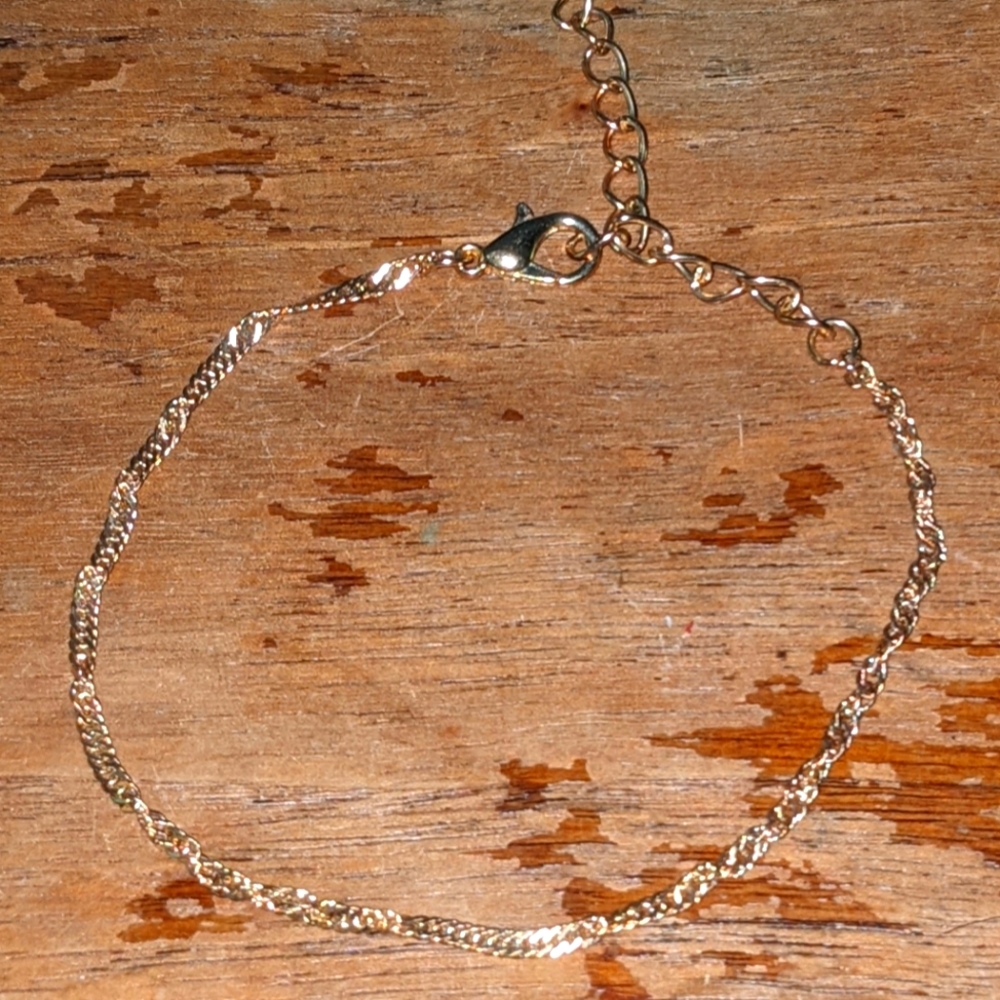 Lot of 8 golden bracelets